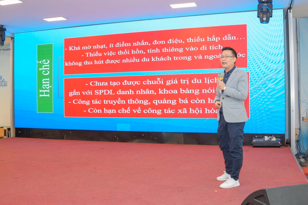 Các đại biểu trình bày tham luận tại hội thảo