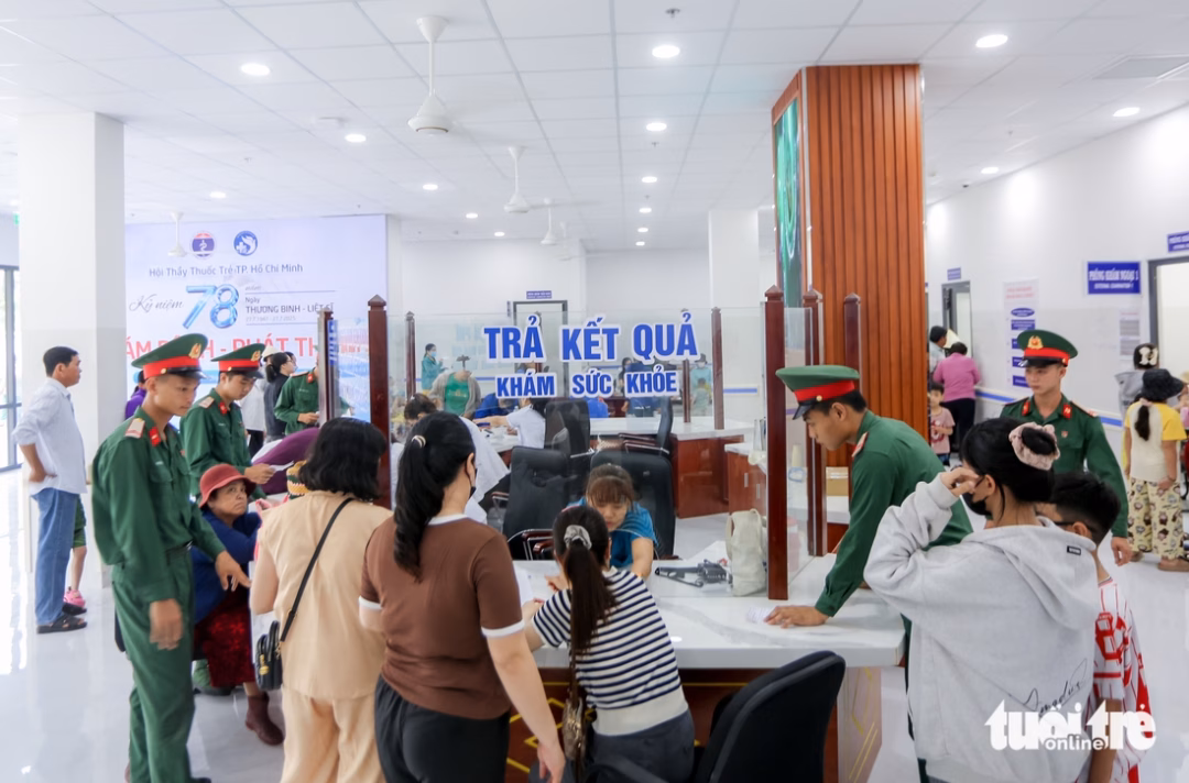 Các chiến sĩ bộ đội thuộc Bộ Tư lệnh TP.HCM hướng dẫn người dân tại điểm khám
