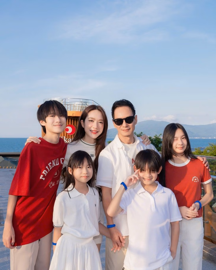 Tuổi tác không ngăn cản tình yêu: Những cặp đôi showbiz Việt vượt qua rào cản tuổi tác Lý Hải - Minh Hà là một trong những đôi vợ chồng đông con nhất nhì showbiz Việt.