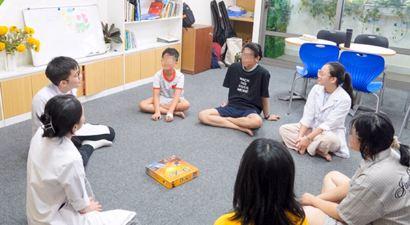 Hai trong số những người may mắn thoát chết trong vụ lật tàu ở Quảng Ninh đã được chăm sóc hậu cần