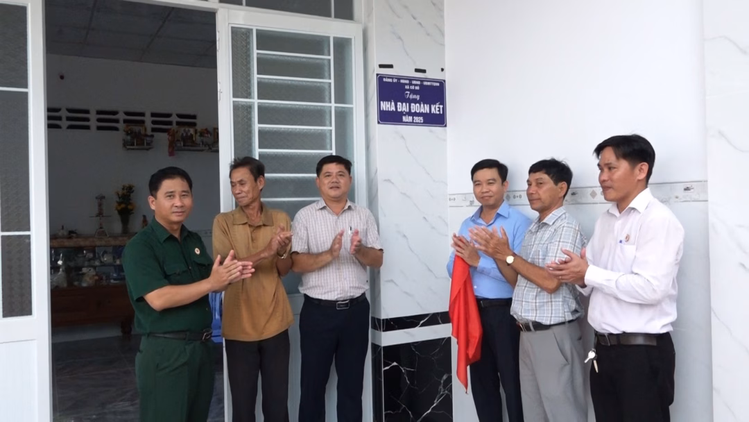 Thanh niên Đà Nẵng ra quân vệ sinh môi trường biển