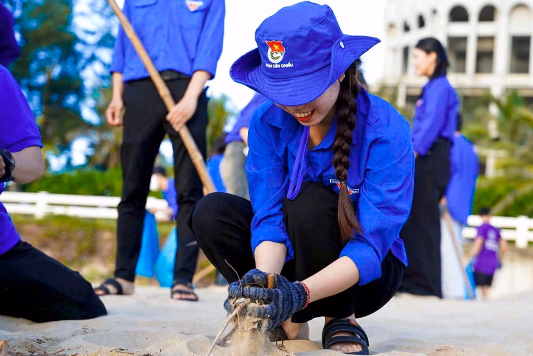 Thanh niên Đà Nẵng ra quân vệ sinh môi trường biển