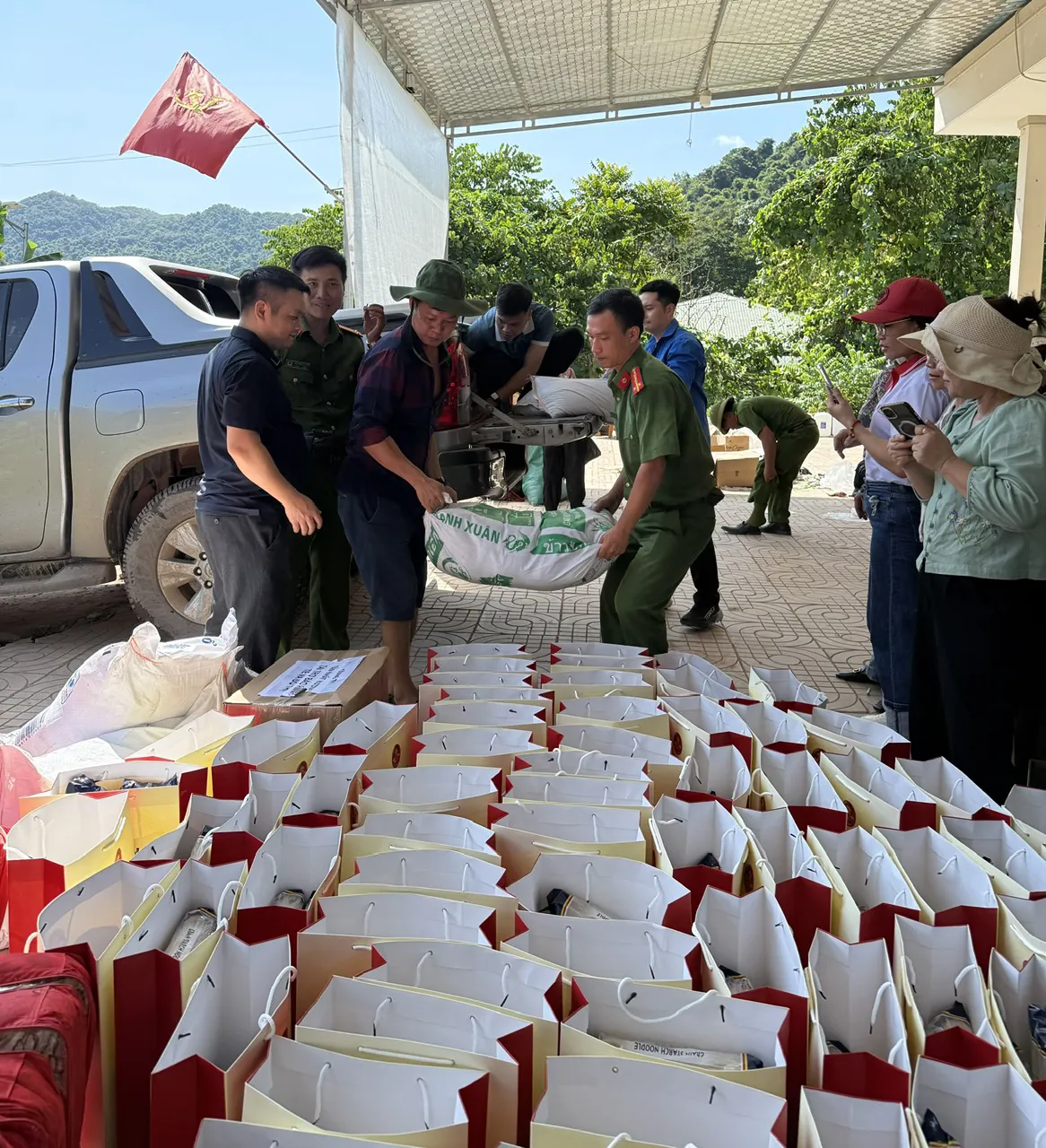 Báo Kinh tế & Đô thị cùngUBND xã Nhôn Mai trao quà hỗ trợ người dân bị thiệt hại do lũ lụt ở Nghệ An Hình ảnh 7