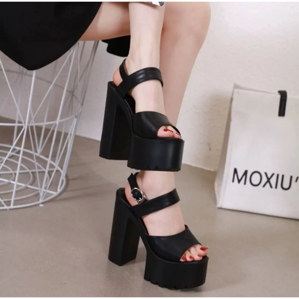 Mùa hè oi bức, bạn có đủ tự tin để diện sandal quai ngang mà không sợ bị lỗi mốt?