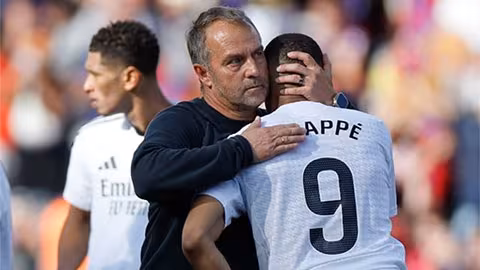 10/1: Flick khen Mbappe, Balotelli muốn HLV, Szoboszlai ở lại