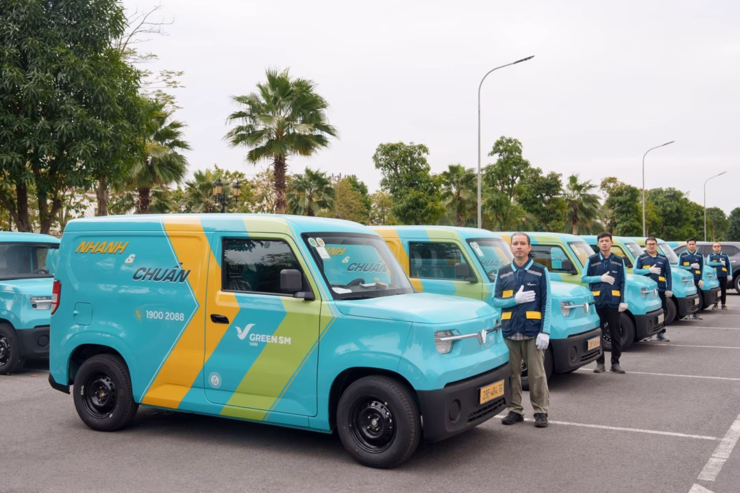 Xe tải điện đang giao h&agrave;ng