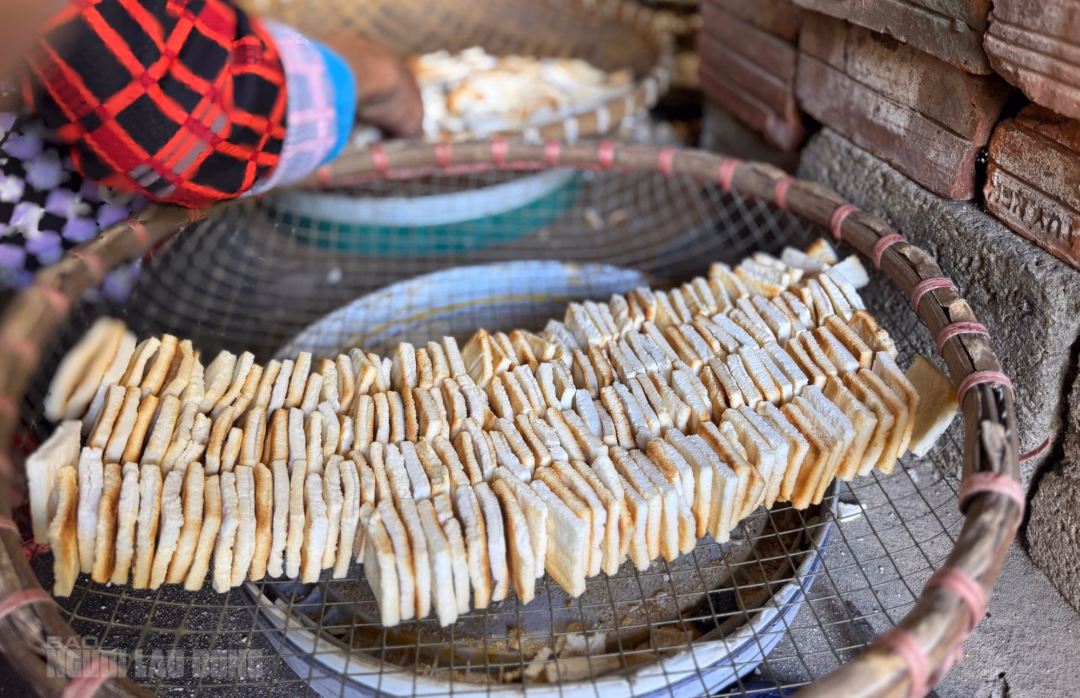 B&agrave; Nguyễn Thị Nghĩ đang kiểm tra từng mẻ b&aacute;nh kh&ocirc; m&egrave;