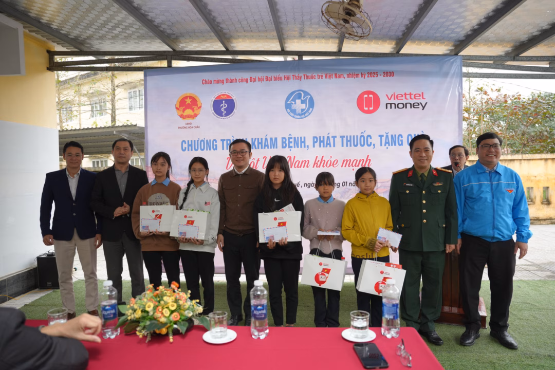 Ban tổ chức tặng qu&agrave; cho trẻ em c&oacute; ho&agrave;n cảnh kh&oacute; khăn