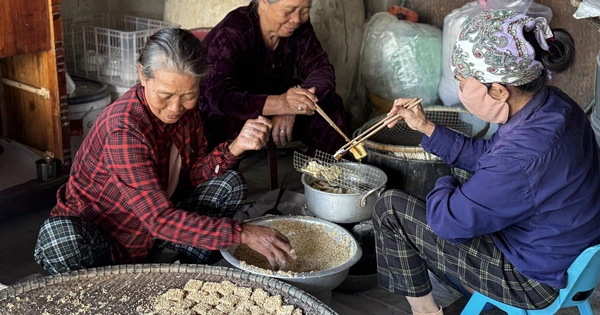 Bánh khô mè Quan Châu: Hương vị truyền thống từ bàn tay 66 tuổi