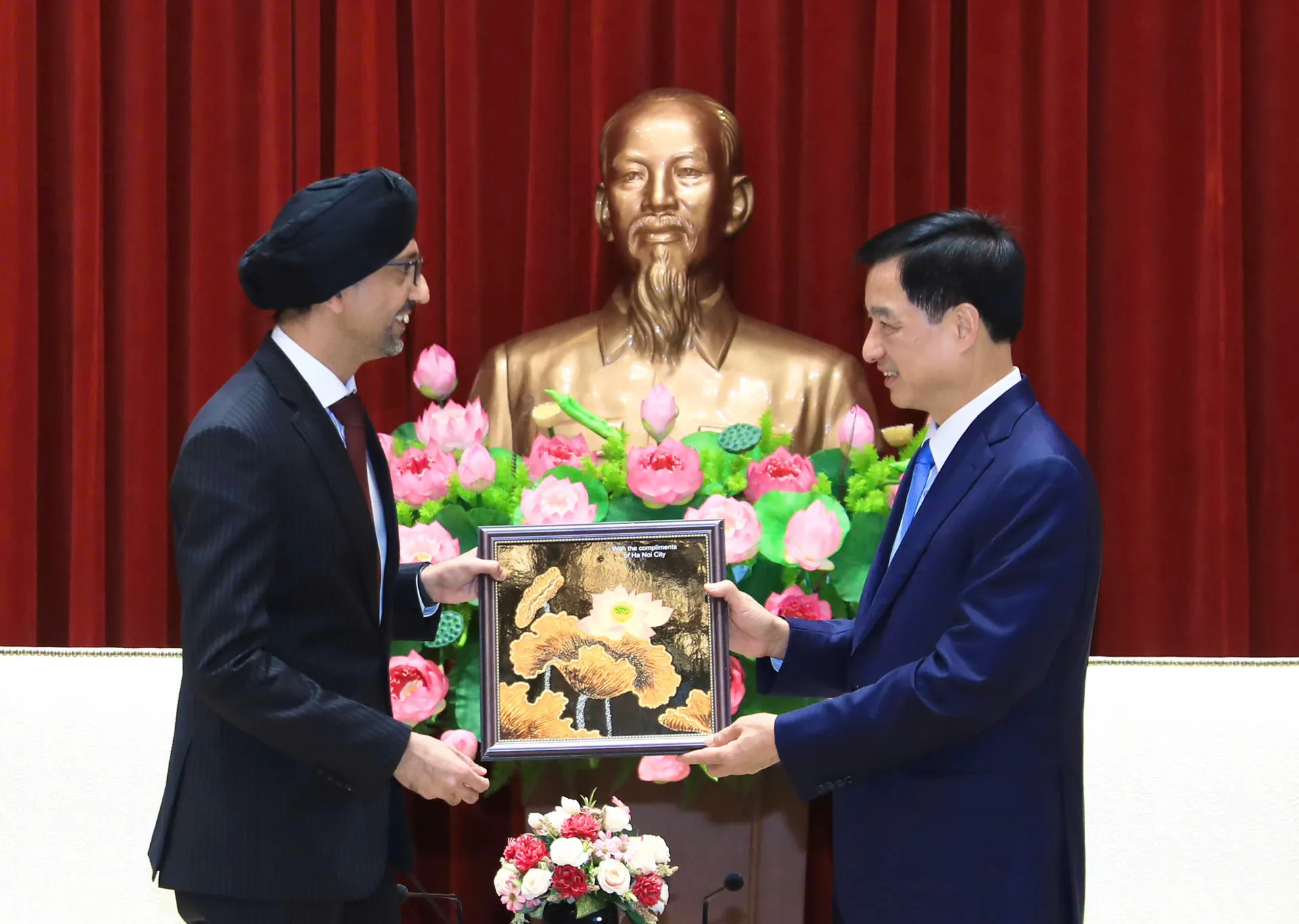 B&iacute; thư Th&agrave;nh ủy Nguyễn Duy Ngọc tặng qu&agrave; lưu niệm cho Đại sứ Singapore