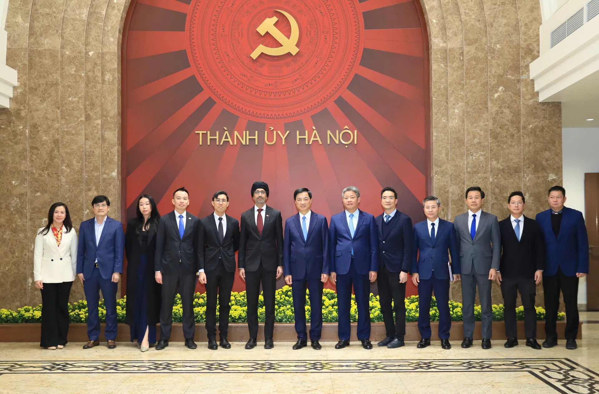 B&iacute; thư Th&agrave;nh ủy Nguyễn Duy Ngọc v&agrave; Đại sứ Singapore Rajpal Singh chụp ảnh lưu niệm