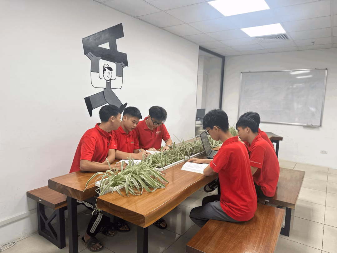 Các bạn học viên Aptech cơ sở 19 Lê Thanh Nghị học nhóm về đồ án cuối kỳ Học viên Aptech làm việc nhóm dự án cuối kỳ