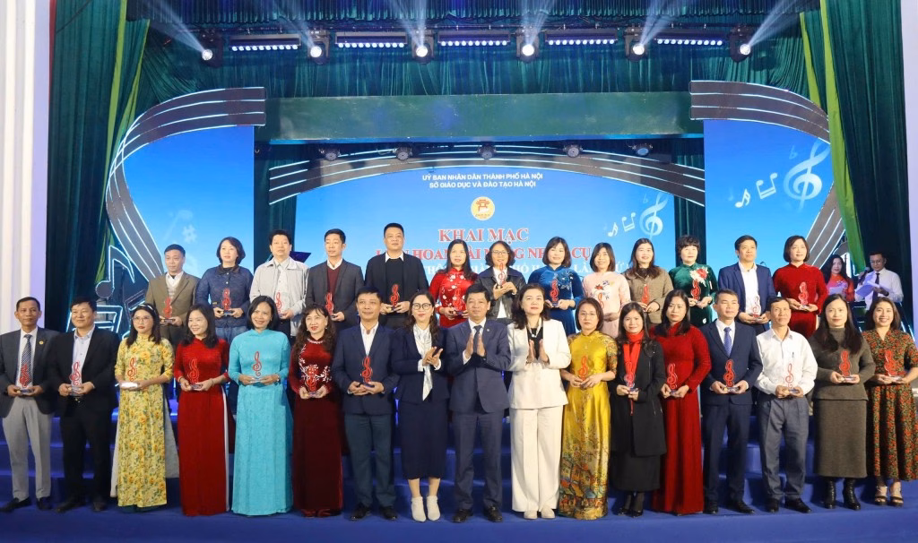 Các đại biểu chụp ảnh lưu niệm Các đại biểu chụp ảnh lưu niệm