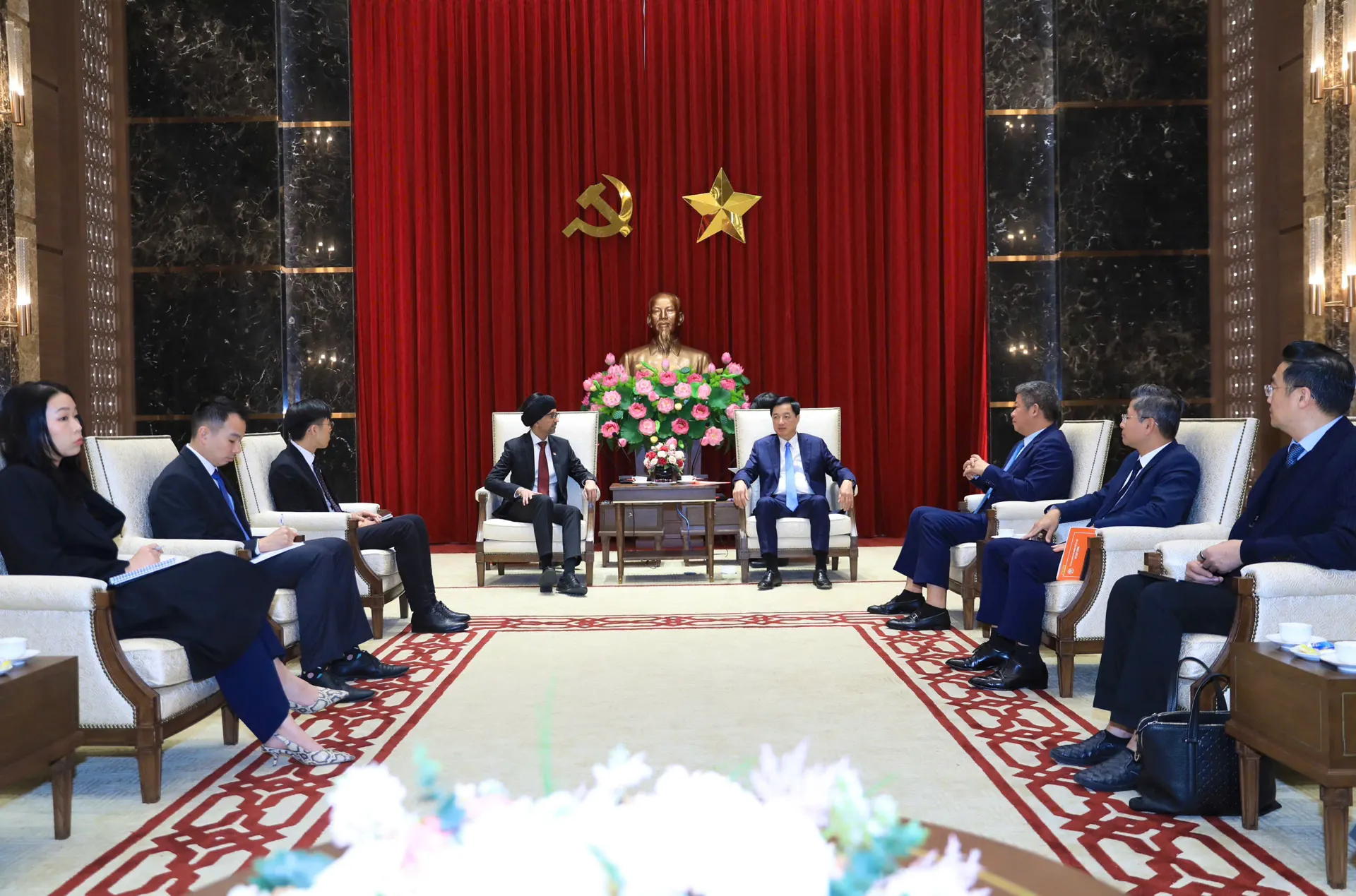 Cảnh buổi tiếp giữa l&atilde;nh đạo H&agrave; Nội v&agrave; Đại sứ Singapore