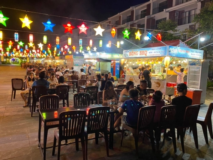 Một g&oacute;c chợ đ&ecirc;m B&atilde;i Trường