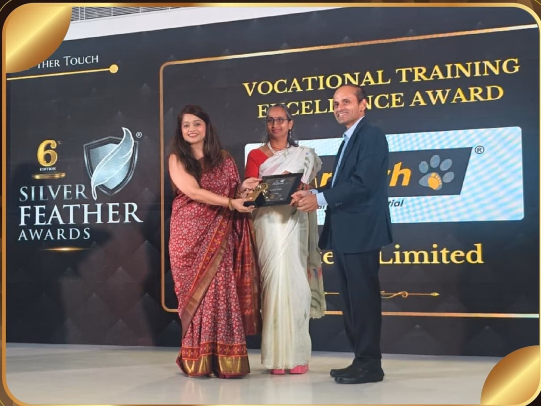 Đại diện Tập đoàn Aptech tại lễ trao giải Silver Feather Awards 2025 Đại diện Tập đoàn Aptech nhận giải Silver Feather Awards 2025