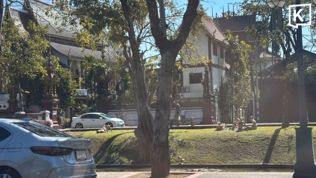 Du khách nước ngoài mặc bikini tắm nắng trước chùa ở Thái Lan gây tranh cãi - 2 Nhóm du khách trong bikini trước chùa Wat Ratchamonthian, gây tranh cãi tại Chiang Mai