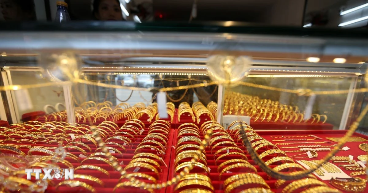 Giá Vàng Đạt Đỉnh Tuần Khi Fed Hạ Lãi Suất & Venezuela Bùng Nổ