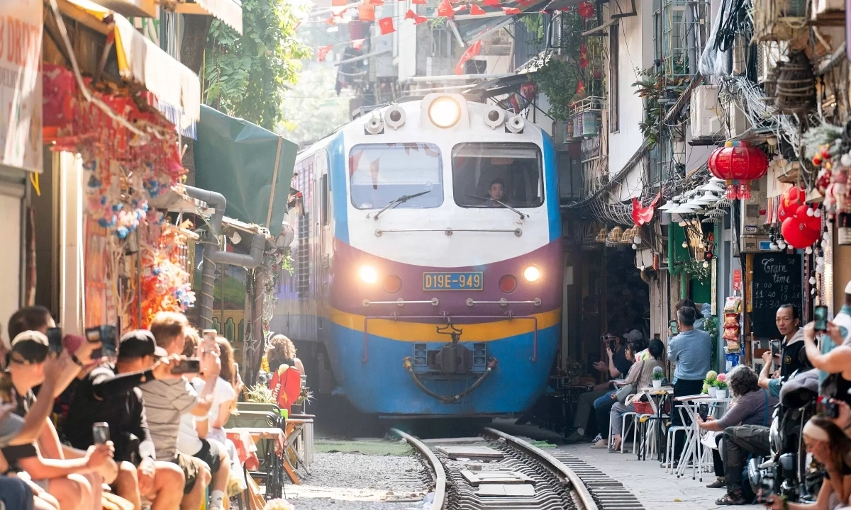 Hanoi đề xuất ngừng tàu qua phố cà phê: Bảo tồn di sản và phát triển khu phố cổ