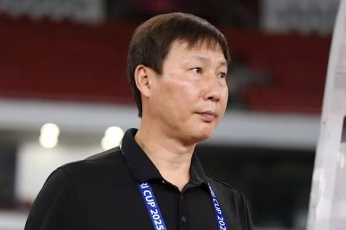 HLV Kim Sang-sik bật mí áo đen may mắn, lý do Đình Bắc ăn táo trước Kyrgyzstan