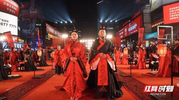 Đ&aacute;m cưới H&aacute;n phục truyền thống của Lương Tr&iacute; B&acirc;n v&agrave; Lưu Hỷ Mỹ