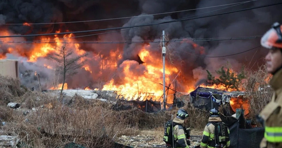 Hỏa hoạn khủng khiếp tại khu ổ chuột Guryong, Seoul: 300 lính cứu hỏa vào cuộc