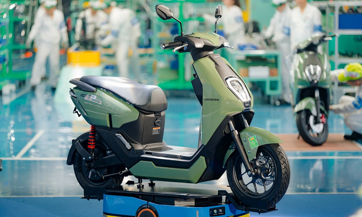 Honda ra mắt xe máy điện ICON e & CUV e: giá, thuê pin và tính năng