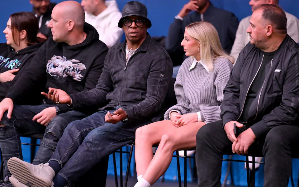 Ian Wright v&agrave; Chloe Kelly quan s&aacute;t trận đấu từ khu vực VIP