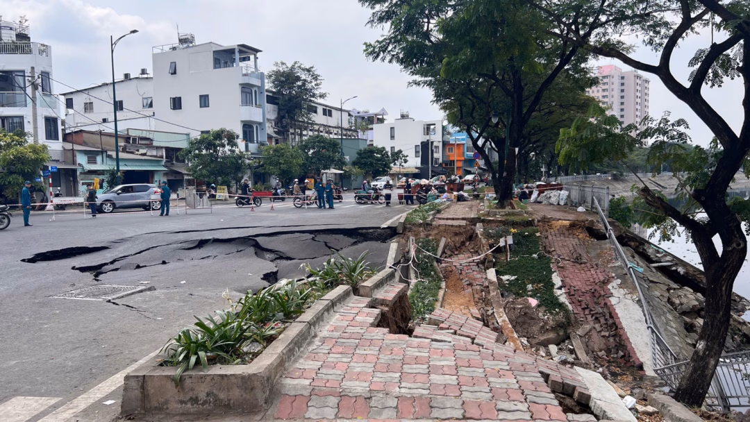 Đoạn đường ven kênh Ba Đình sụt lún bất ngờ: Nguyên nhân, nguy cơ và biện pháp khắc phục