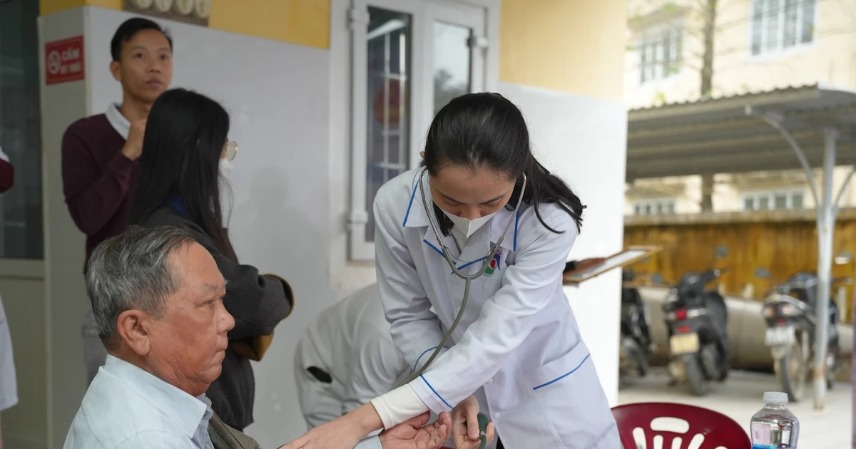 Khám bệnh, cấp thuốc miễn phí & tặng quà tại Huế: Nâng cao sức khỏe