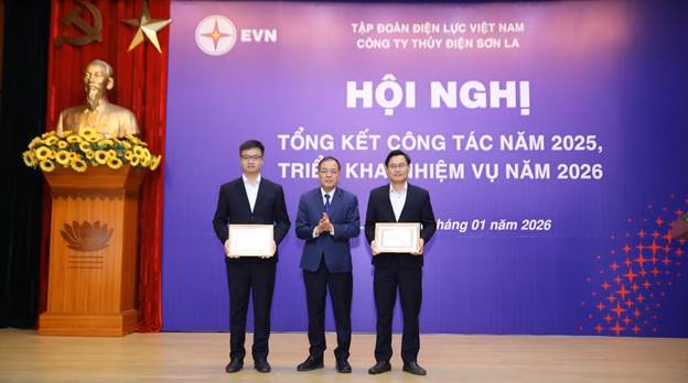 Khương Thế Anh trao giấy khen của EVN cho PXVH Sơn La v&agrave; PXVH Lai Ch&acirc;u