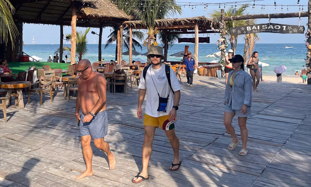 Du lịch Tết cao điểm: Phú Quốc, Đà Nẵng bùng nổ, phòng còn lỗ