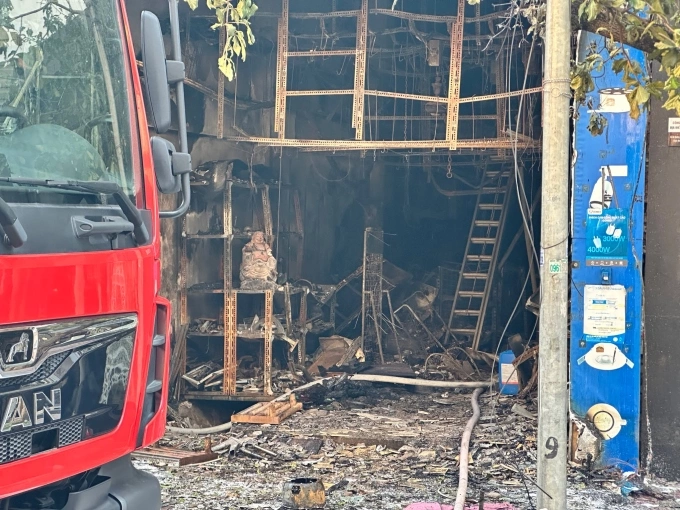 Mặt tiền căn nh&agrave; sau khi lửa được dập tắt, ảnh Gia Ch&iacute;nh