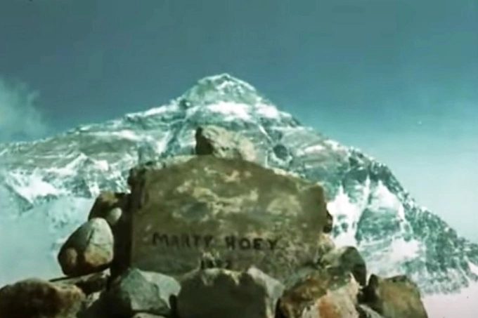 Mộ tạm của Marty Hoey, ảnh từ Explores Web