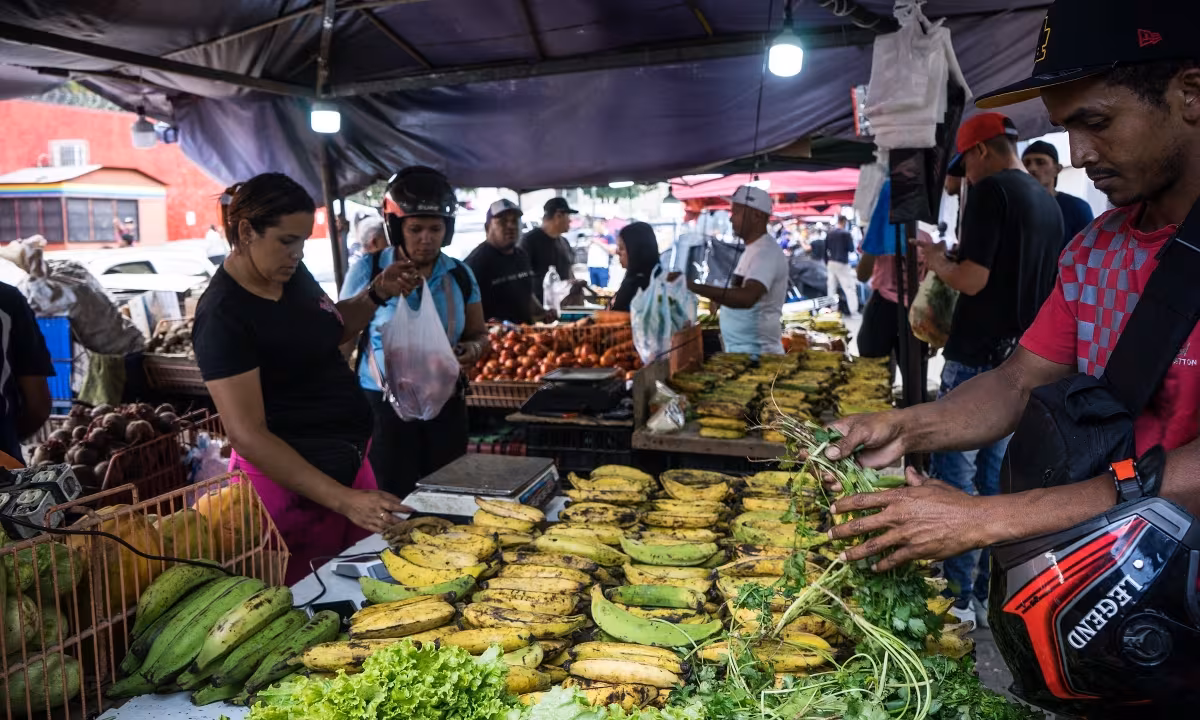 Venezuela hồi phục: Người dân mở cửa kinh doanh trong căng thẳng