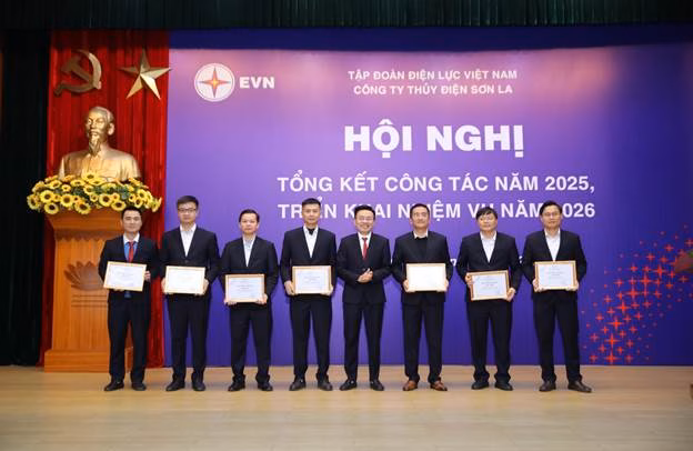 Nguyễn Tuấn Dũng trao danh hiệu Tập thể lao động ti&ecirc;n tiến