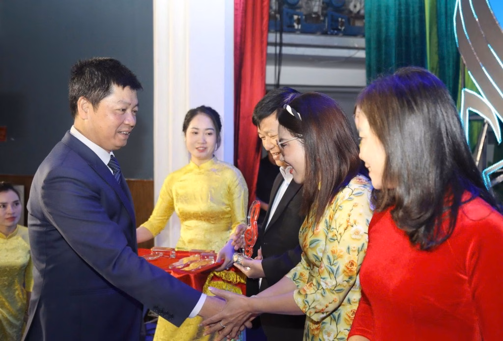 Phạm Quốc Toản chúc mừng các đơn vị Phạm Quốc Toản chúc mừng các đơn vị