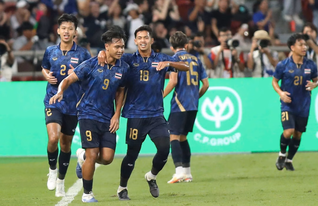 H&igrave;nh ảnh s&acirc;n b&atilde;i v&agrave; kh&aacute;n giả chuẩn bị cho trận đấu