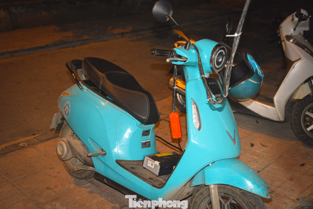 T&agrave;i xế đang nghỉ ngơi sau khi sạc đầy