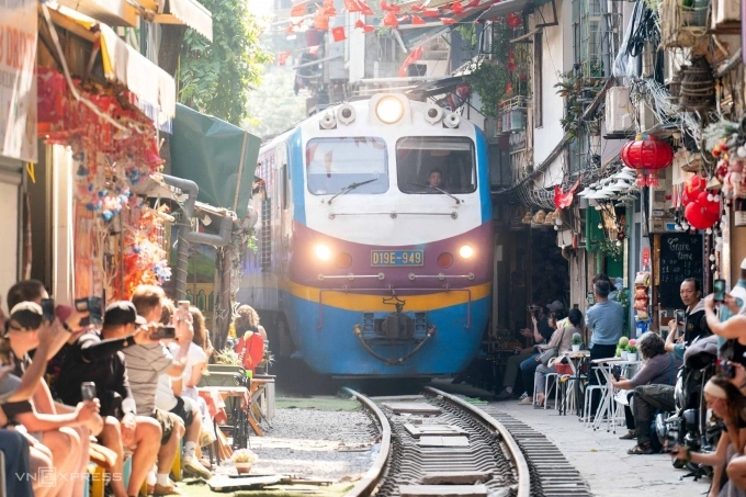 Di sản và không gian thương mại Tàu chạy qua phố cà phê đường tàu