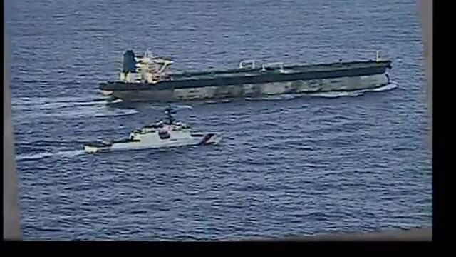 T&agrave;u tuần duy&ecirc;n Mỹ di chuyển cạnh t&agrave;u dầu mang cờ Nga