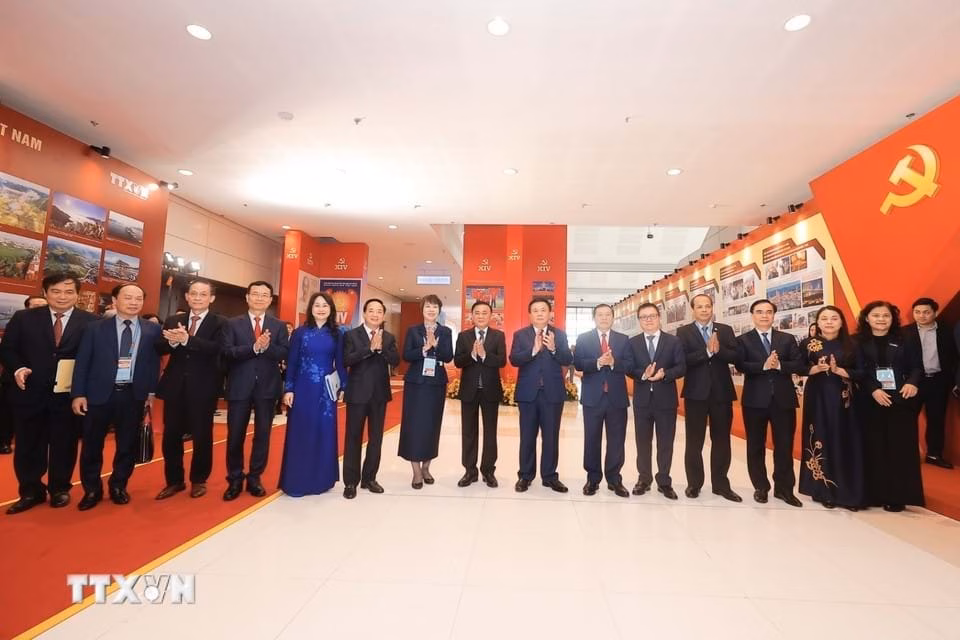 Thường trực Ban B&iacute; thư Trần Cẩm T&uacute; c&ugrave;ng đại biểu tham quan khu trưng b&agrave;y s&aacute;ch b&aacute;o