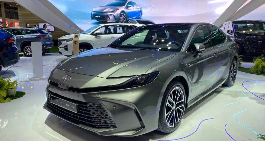 Toyota Việt Nam triệu hồi 2.200 xe cao cấp vì lỗi phần mềm đỗ xe