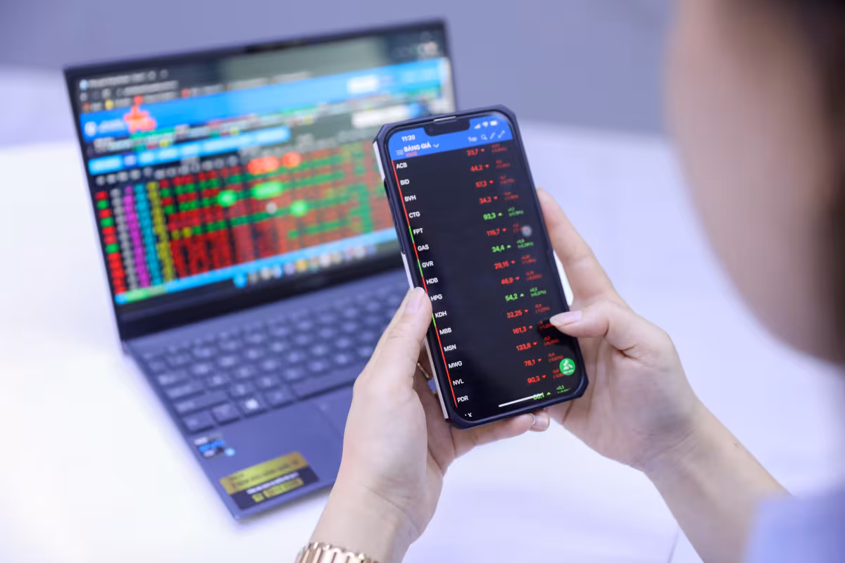 VN‑Index chạm mức kỷ lục 1.890, bán tháo Vingroup làm chỉ số đảo chiều