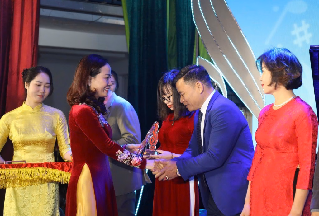 Vương Hương Giang chúc mừng Vương Hương Giang chúc mừng