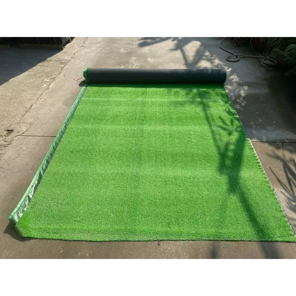 Làm thế nào để thảm cỏ nhân tạo 1m loại 2cm sân vườn không bị phai màu sau một mùa hè?