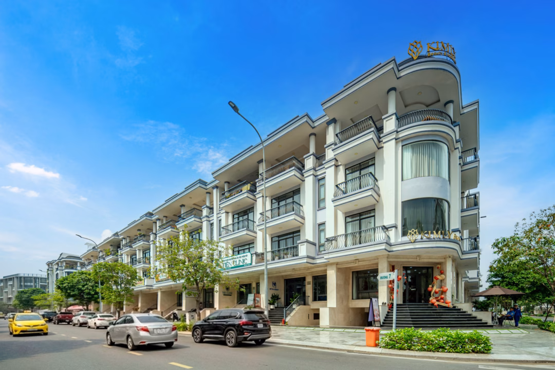 Tổng quan c&aacute;c l&ocirc; shophouse tại Van Phuc City, nhấn mạnh vị tr&iacute; đắc địa v&agrave; tiềm năng thương mại.
