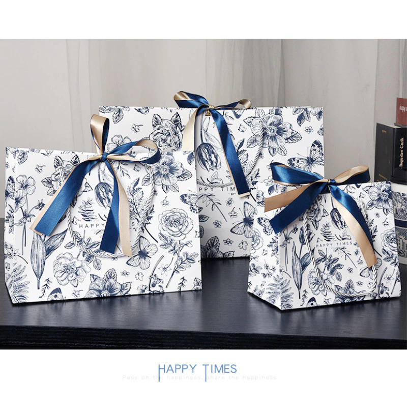 Túi giấy quà hoa văn đen trắng khiến món quà lung linh, nhưng cách gập gọn để giữ form thường bị nhiều người bỏ qua