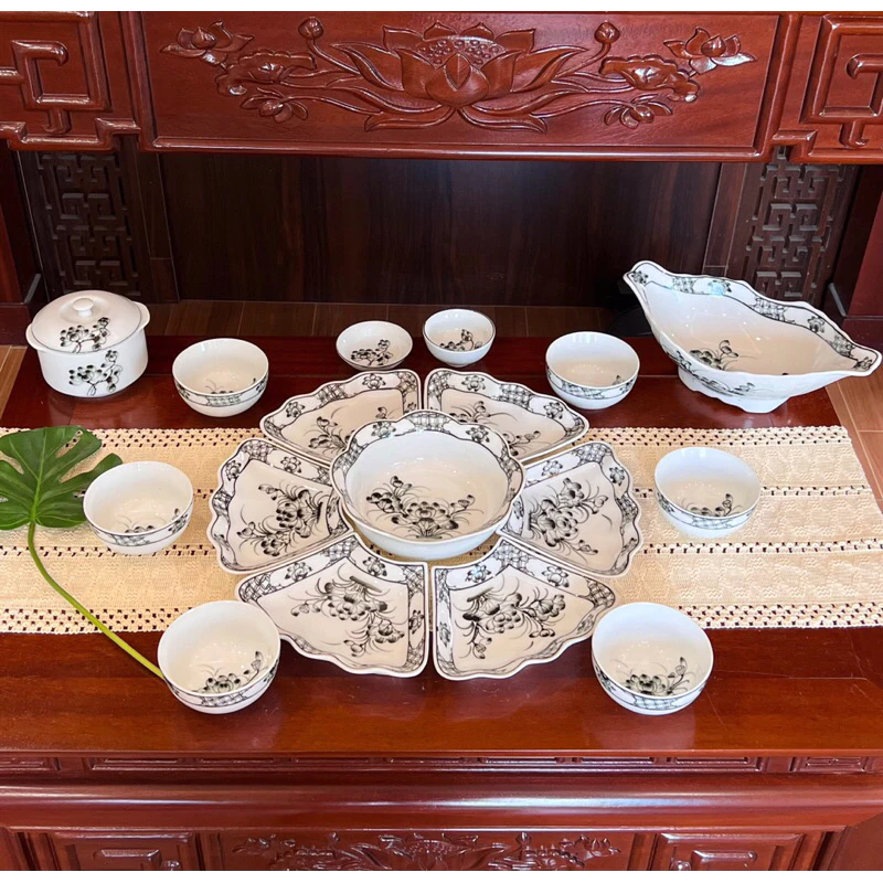 Khi bát đĩa sen tròn quá lớn, việc bố trí các vật cúng lại trở nên chật hẹp hơn.