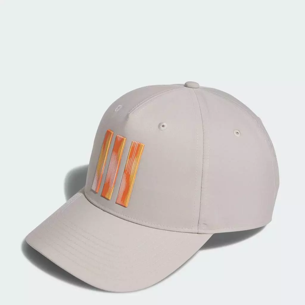 Màu hoa tiết trên mũ 3 sọc adidas khiến outfit công sở bỗng dưng trở nên rối mắt